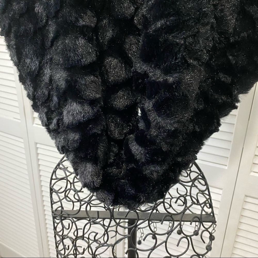 Amiee Lynn. Black Faux Fur Infinity Scarf - Picture 5 of 6